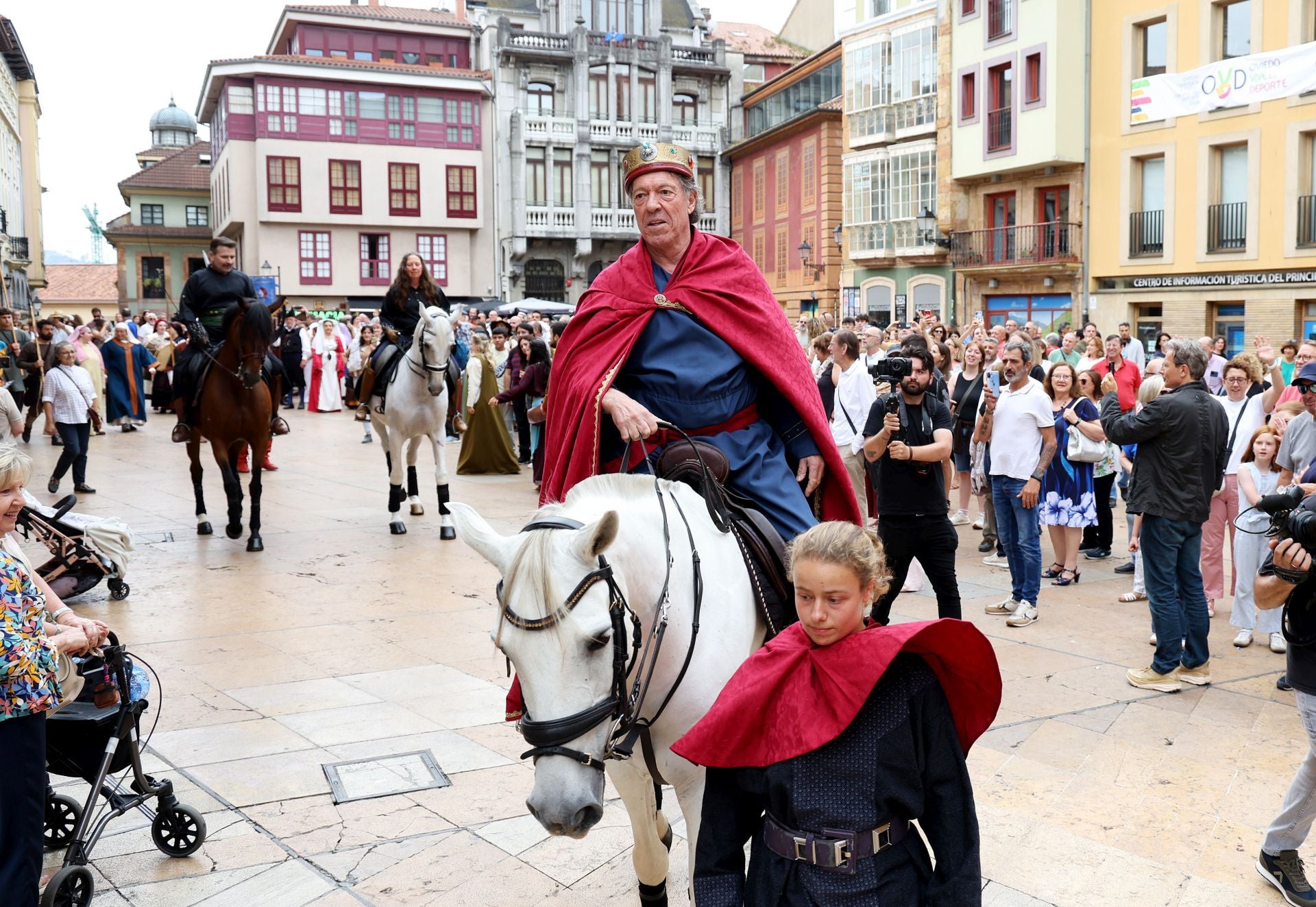 Fotos: La despedida de Alfonso II de Oviedo en su partida hacia Santiago