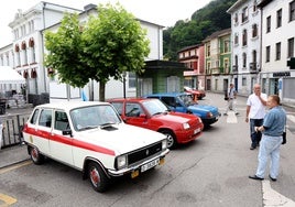 Algunos de los coches clásicos en la concentración de la villa cañonera.