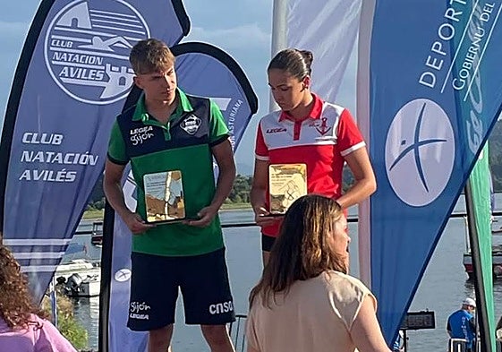 Beltrán Ortiz de Urbina y María González, con sus respectivos premios en el podio.