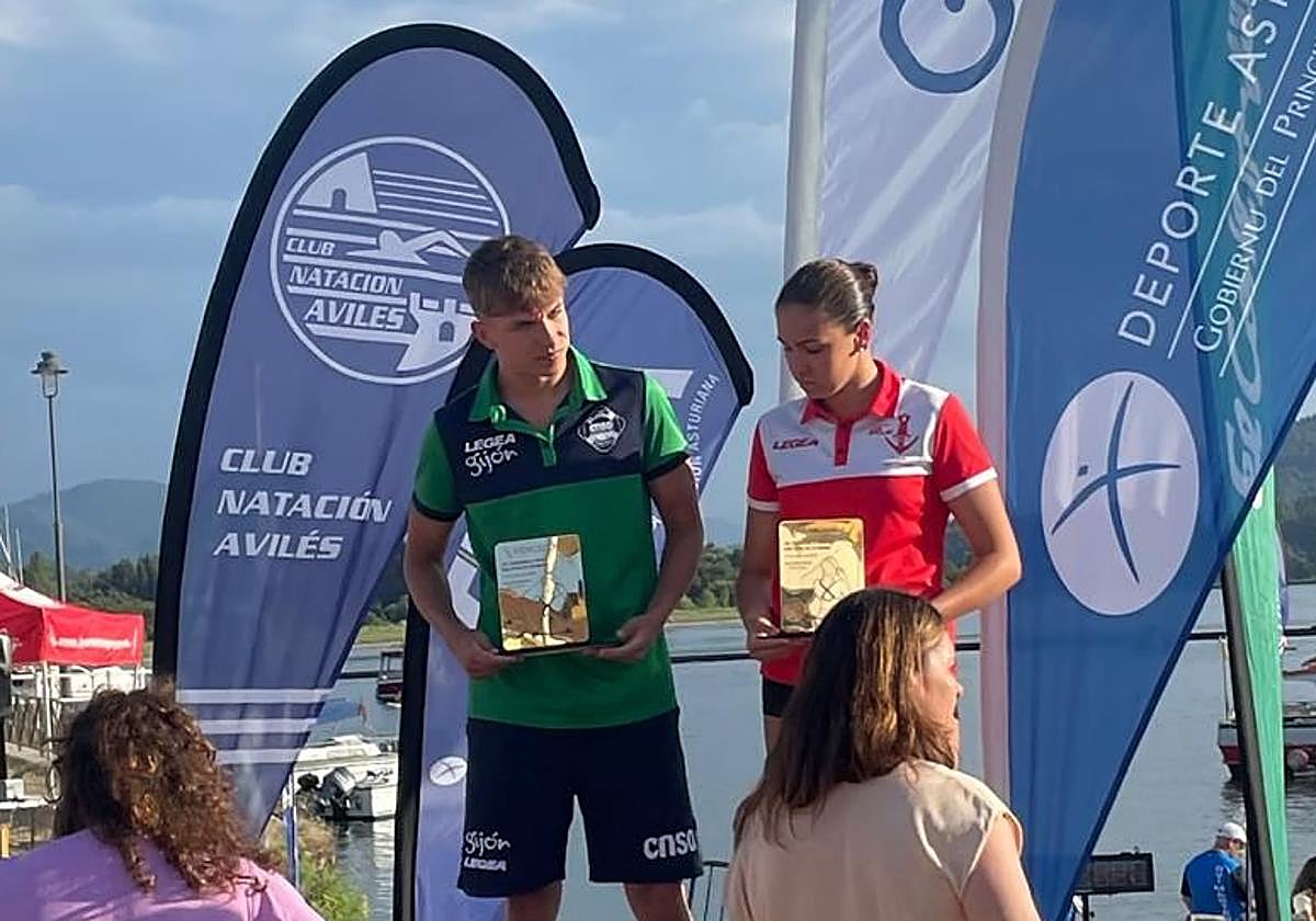 Beltrán Ortiz de Urbina y María González, con sus respectivos premios en el podio.