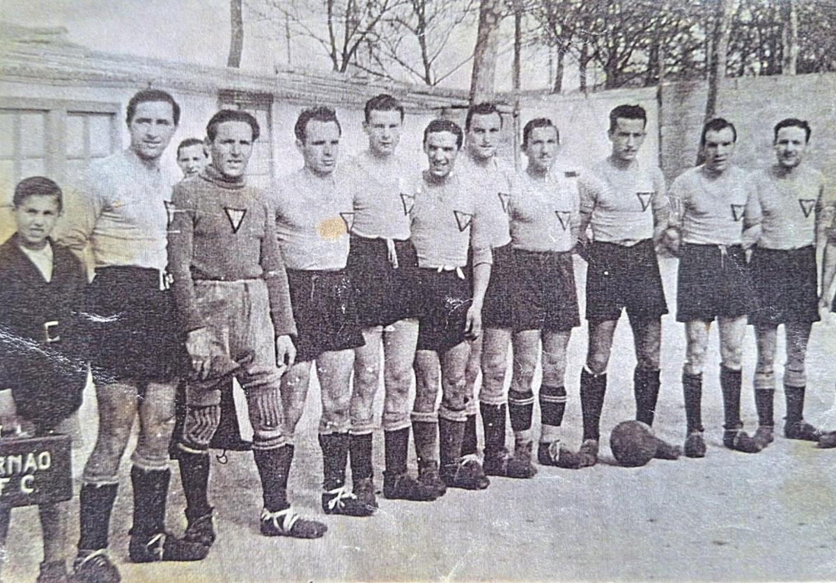 Recreativo de Arnao en la temporada 43-44. De izquierda a derecha: Julián (niño del botiquín), Rafael Martínez, Sasá, Arsenio, Gitanón, Florián, Morales, Camporro, Carlos la Negra, Angelín, Planchart y Choni.