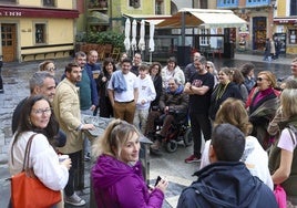 Un grupo de turistas, alrededor del Pozo de la Barquera, en la plaza del Marqués.