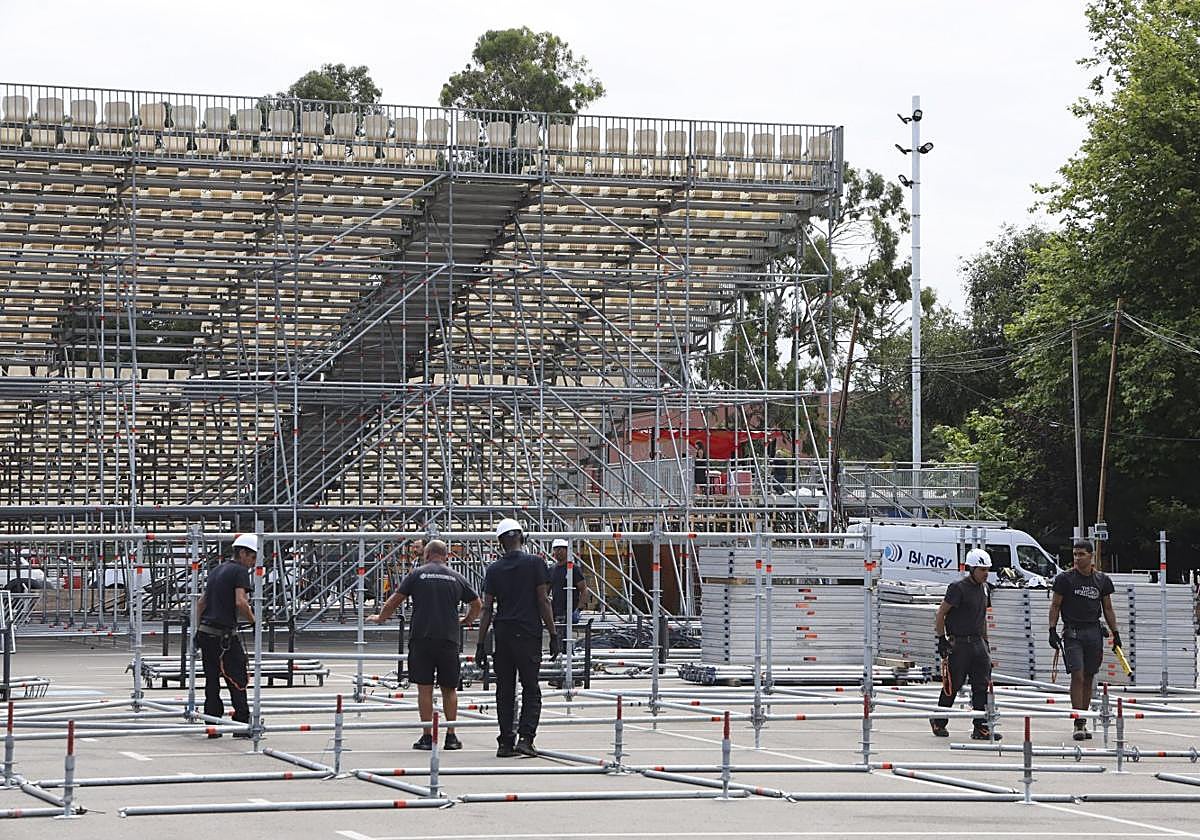 Parque de los Hermanos Castro. Montaje de la enorme grada que permitirá seguir los conciertos del Gijón Life.