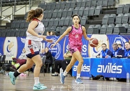 Marta Rodríguez con el balón en la cancha.