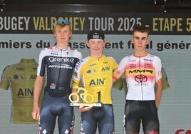 Noval, a la derecha del podio, con Karl Herzog y Noah Lindholm.