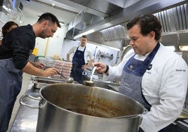 El chef Marcos Morán en la preparación del menú este lunes en la Cocina Económica de Gijón.