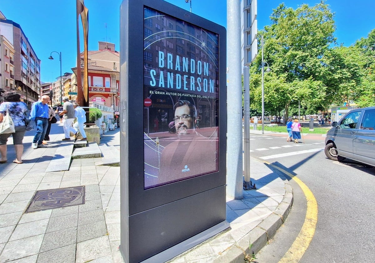 La imagen de Brandon Sanderson está por todas las calles de Avilés.