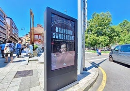 La imagen de Brandon Sanderson está por todas las calles de Avilés.