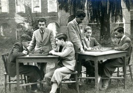 Jóvenes jugando al ajedrez en el patio de la Inmaculada derruido.