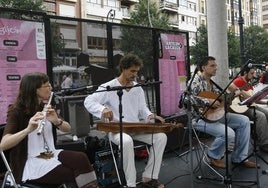 El Grupo Lleiba actuando en el paseo de Begoña en una edición anterior de 'Arte en la calle'.
