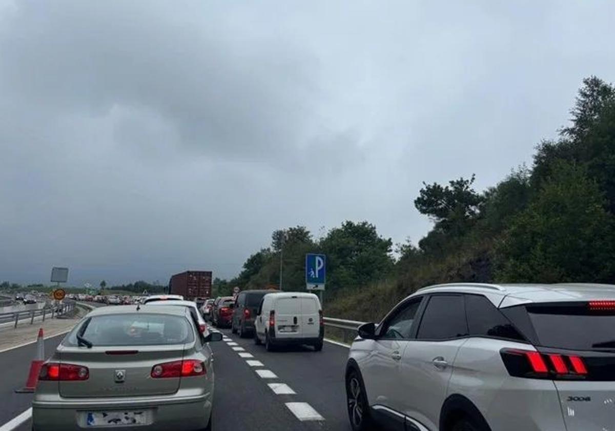 Caravana de vehículos el domingo subiendo hacia el túnel de El Negrón.