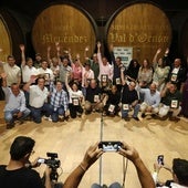 Ganadores históricos del Campeonato regional de Escanciadores y autoridades simulan echar un culín en Sidra Menéndez, en Gijón.