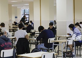 Alumnos al inicio del examen de la EBAU de junio.