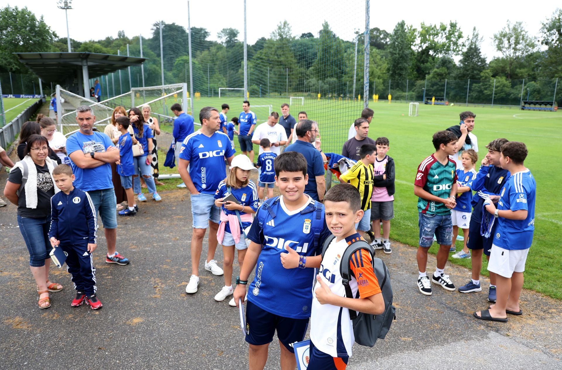 El Real Oviedo, arropado por su gente en el primer entenamiento de la temporada