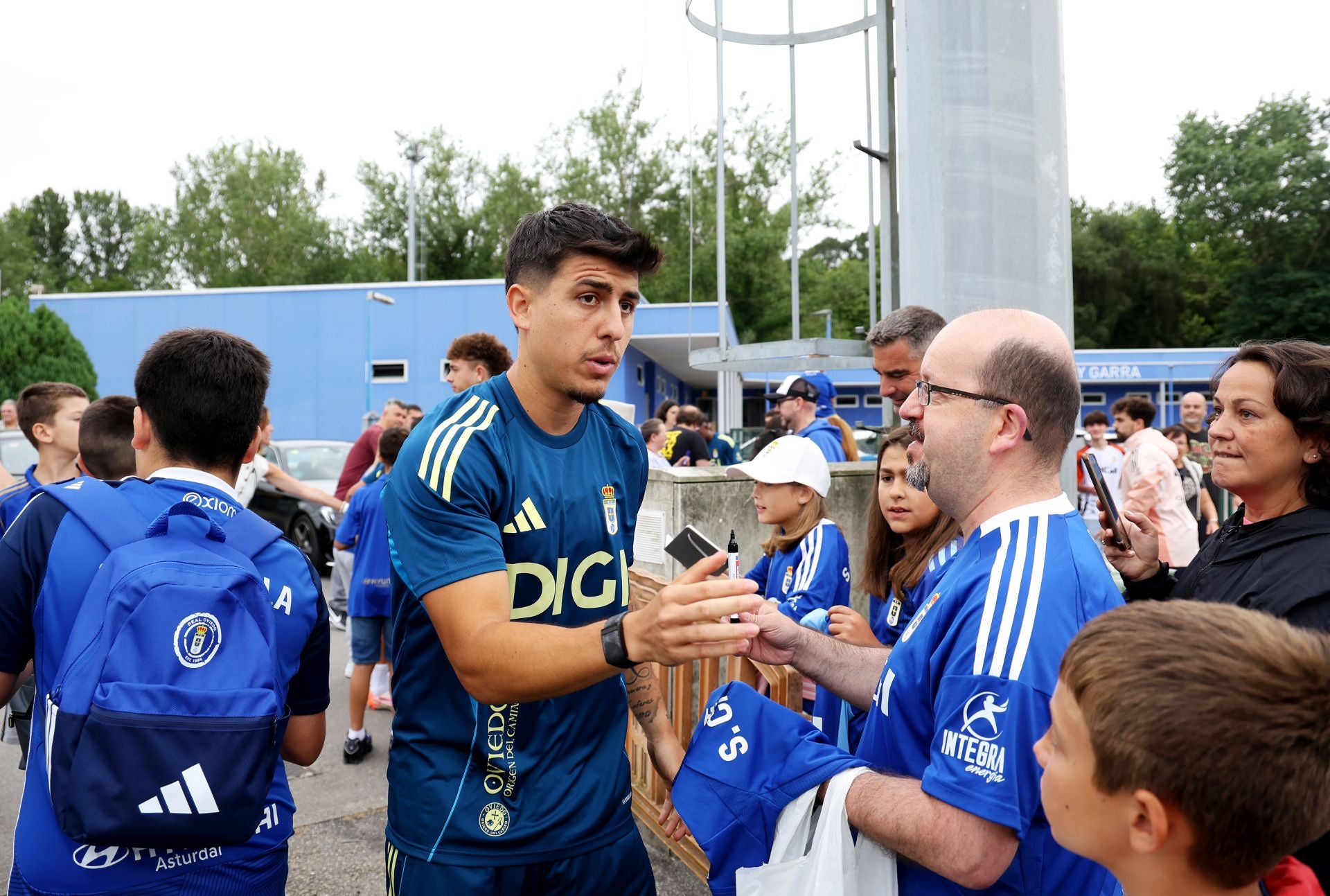 El Real Oviedo, arropado por su gente en el primer entenamiento de la temporada
