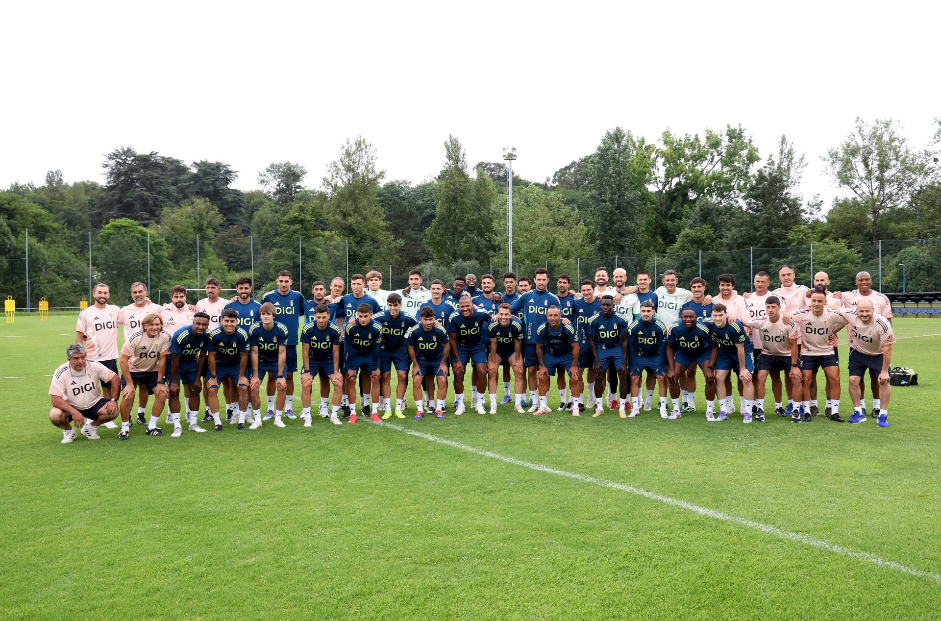 El Real Oviedo, arropado por su gente en el primer entenamiento de la temporada