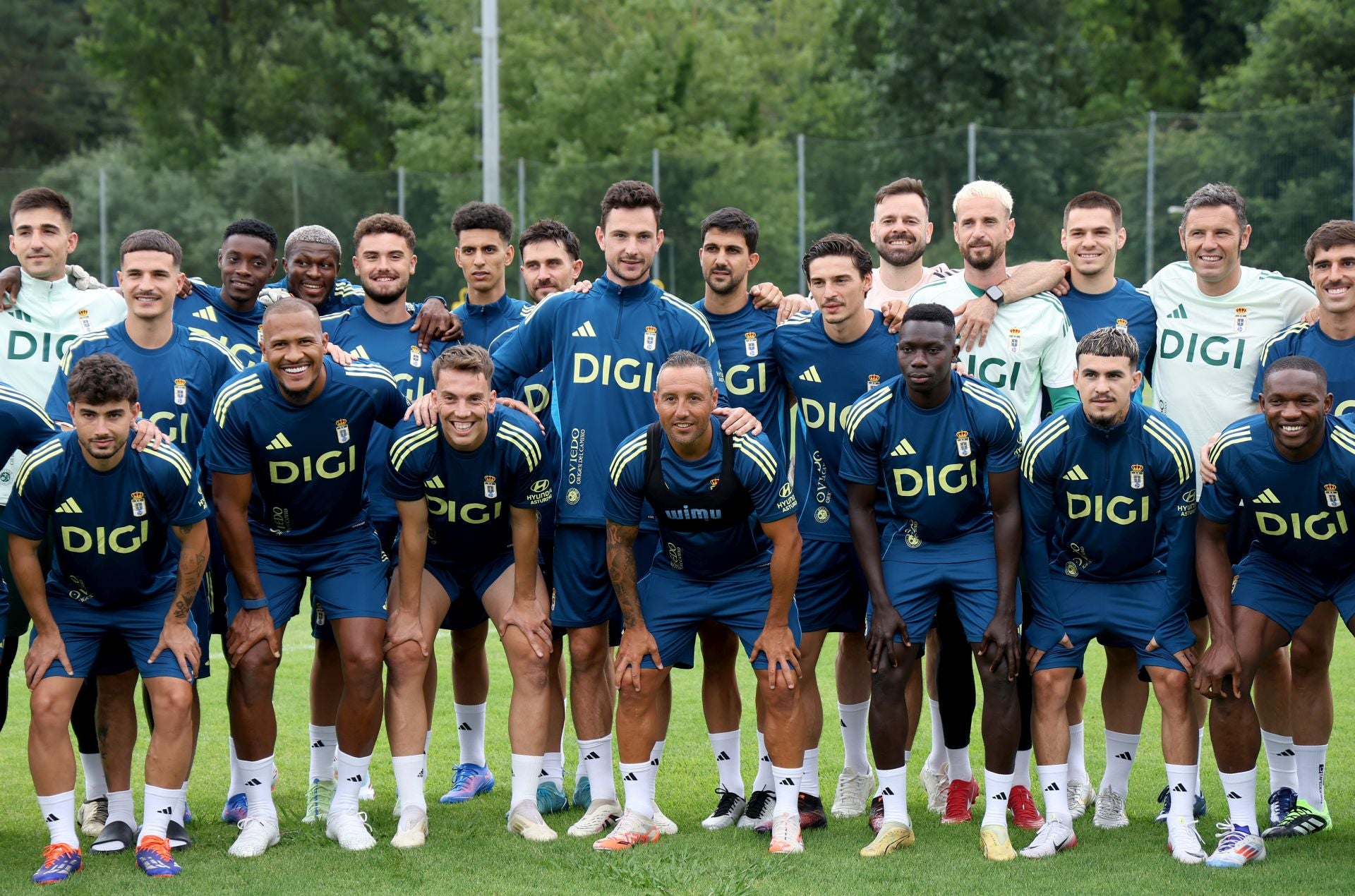 El Real Oviedo, arropado por su gente en el primer entenamiento de la temporada
