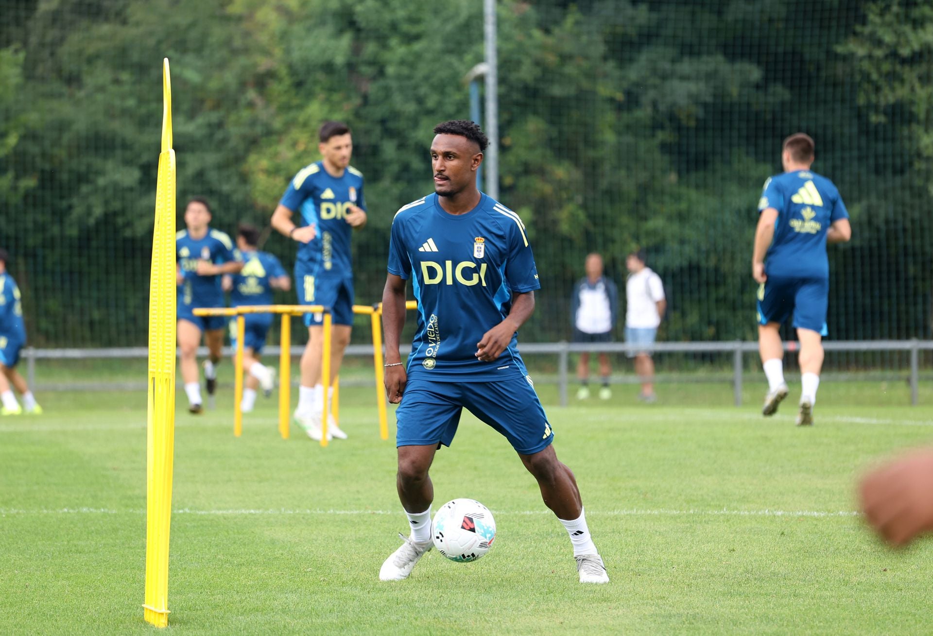 El Real Oviedo, arropado por su gente en el primer entenamiento de la temporada