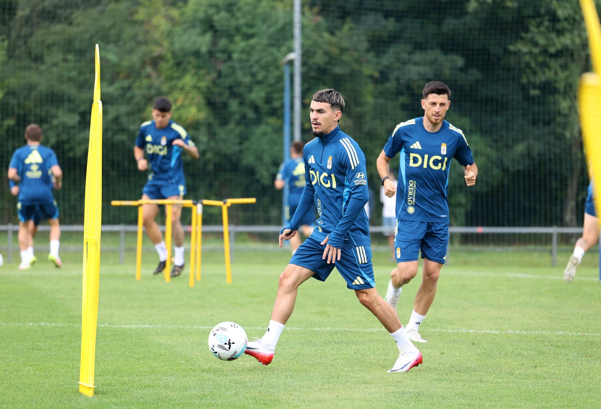 El Real Oviedo, arropado por su gente en el primer entenamiento de la temporada