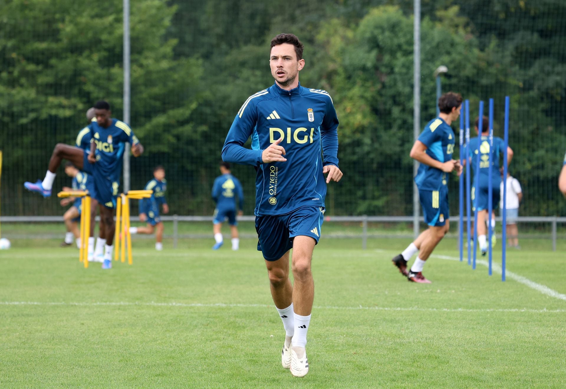 El Real Oviedo, arropado por su gente en el primer entenamiento de la temporada