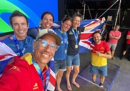 Julio Gallego posa en el podio con sus compañeros en Pontevedra.