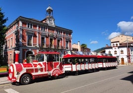 El tren turístico, el pasado verano, saliendo de Cabañaquinta