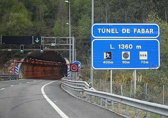 El choque entre los dos coches se produjo en el túnel del Fabar, en Ribadesella.