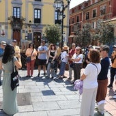 Un grupo de turistas escucha la explicación de la guía en la plaza del Periodista Arturo Arias .