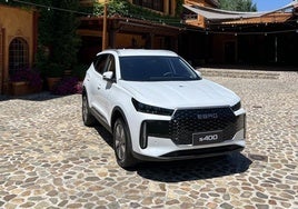 El EBRO S400 es un SUV del segmento C muy bien equipado que monta un motor térmico de 70 kW y otro eléctrico de 150 kW.
