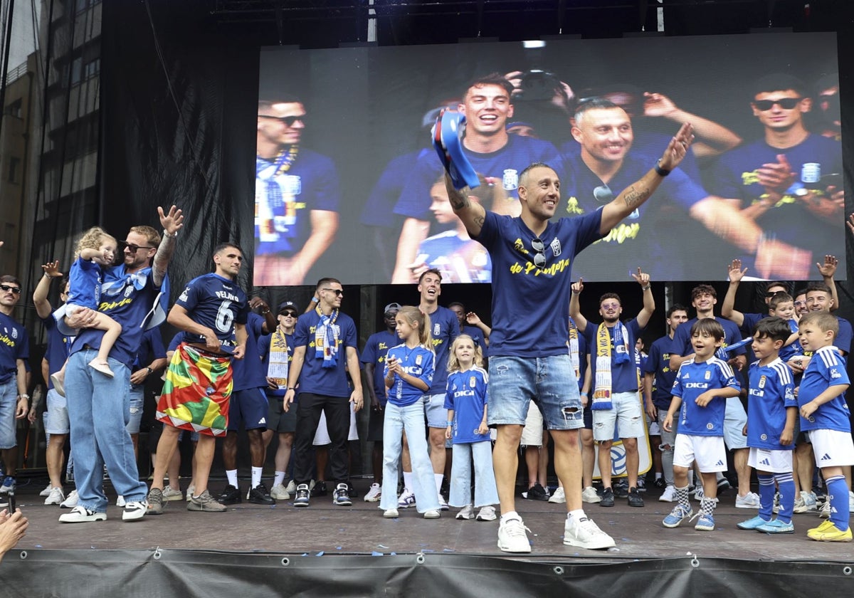 Santi Cazorla jalea a la afición durante las celebraciones del ascenso del Real Oviedo a Primera.