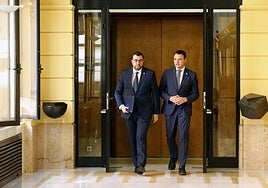 El presidente, Adrián Barbón, y el consejero Guillermo Peláez se encaminan a la reunión del Consejo de Gobierno esta mañana.