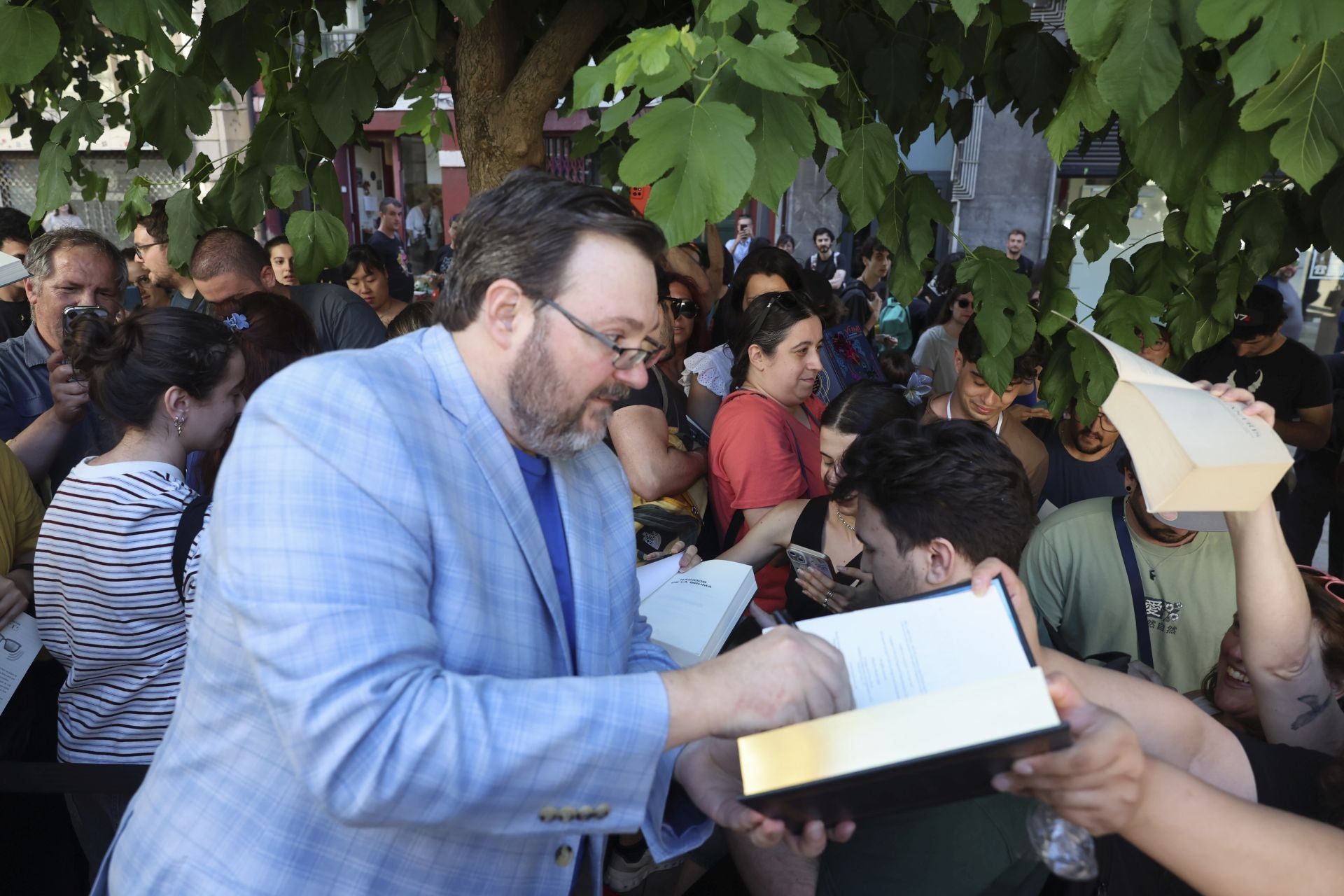 El Festival Celsius de Avilés echa a andar: largas colas por Brandon Sanderson