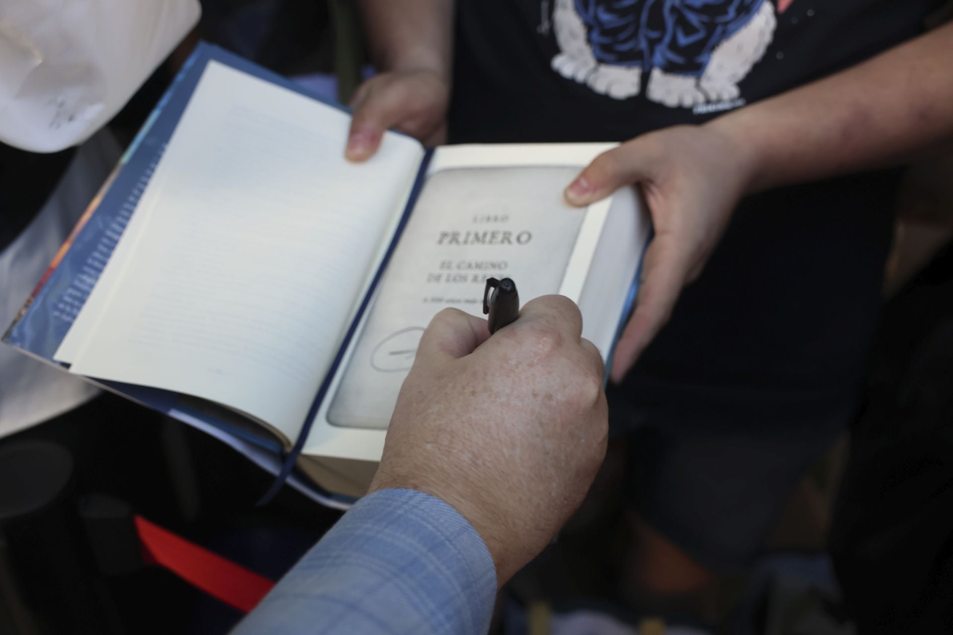 El Festival Celsius de Avilés echa a andar: largas colas por Brandon Sanderson
