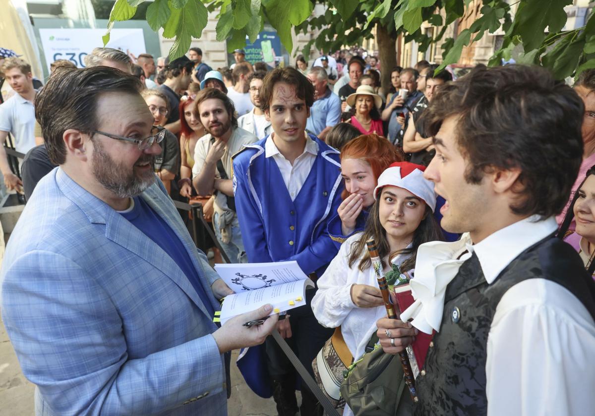 Un grupo de fans de Brandon Sanderson, el autor en Avilés.