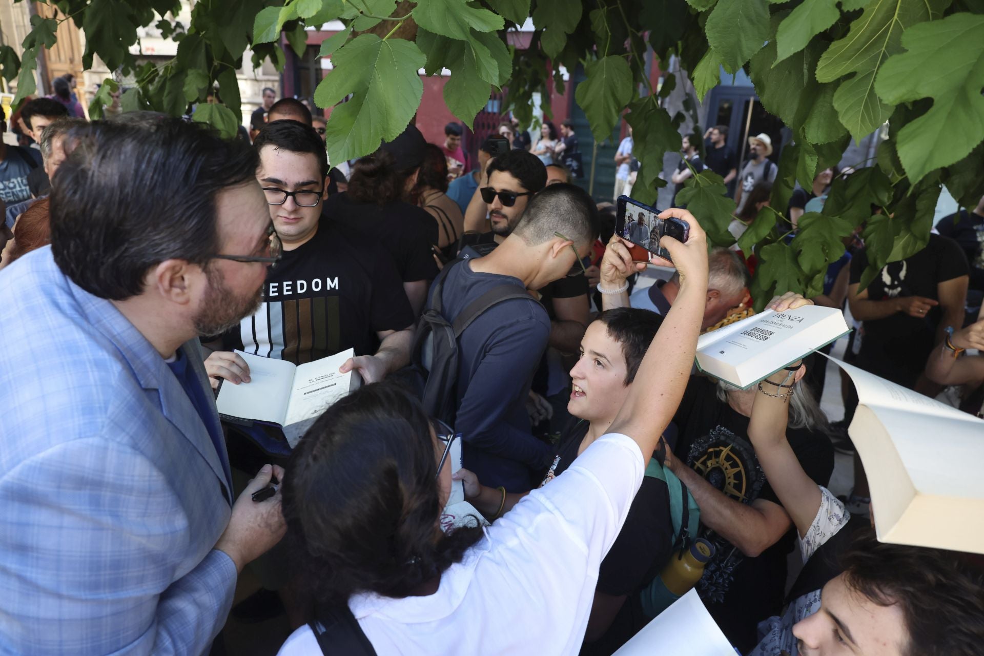 El Festival Celsius de Avilés echa a andar: largas colas por Brandon Sanderson