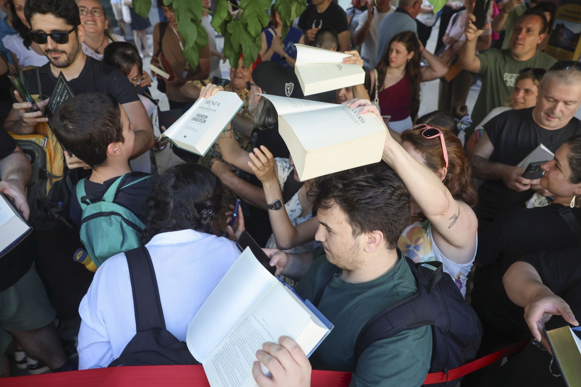 El Festival Celsius de Avilés echa a andar: largas colas por Brandon Sanderson