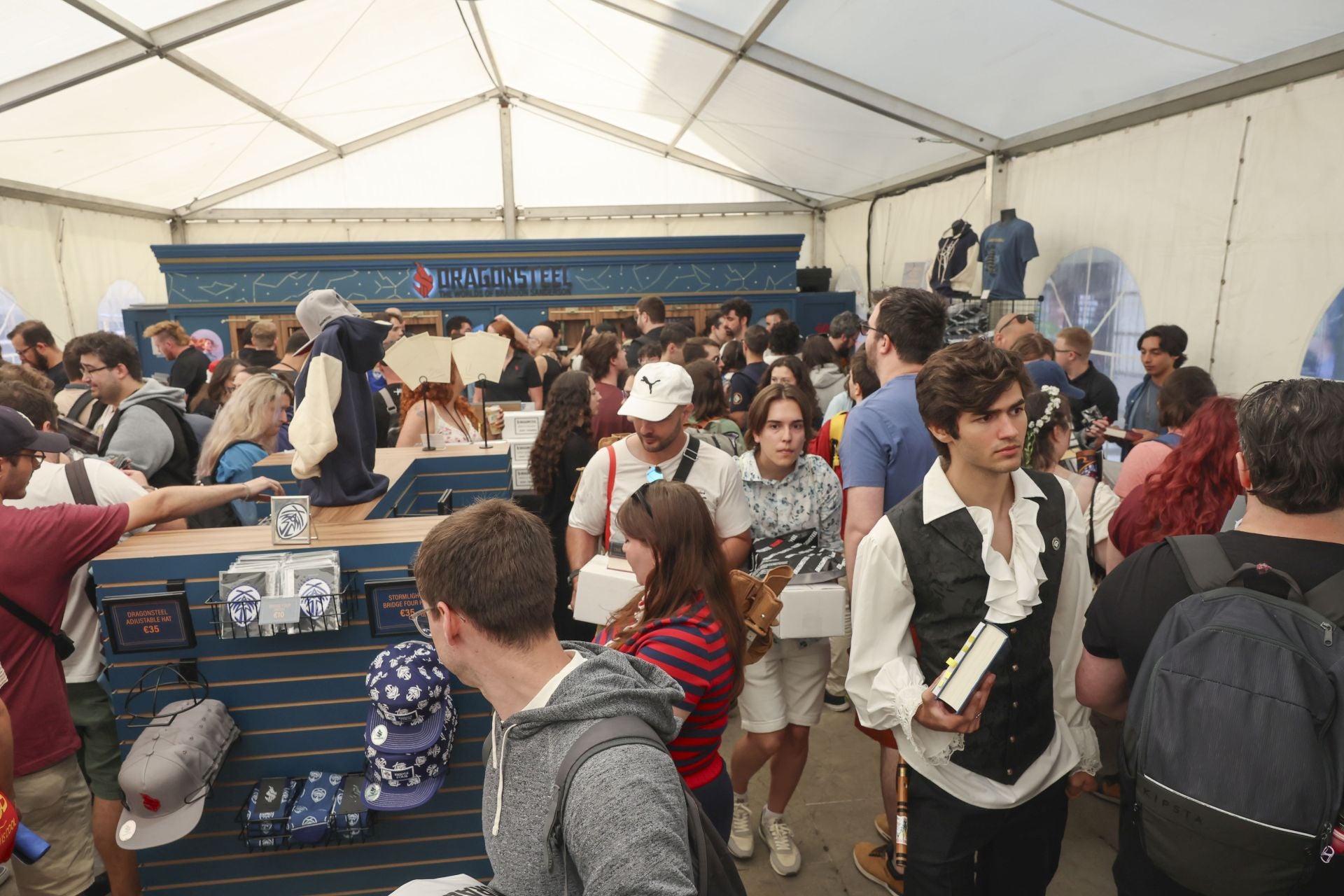 El Festival Celsius de Avilés echa a andar: largas colas por Brandon Sanderson