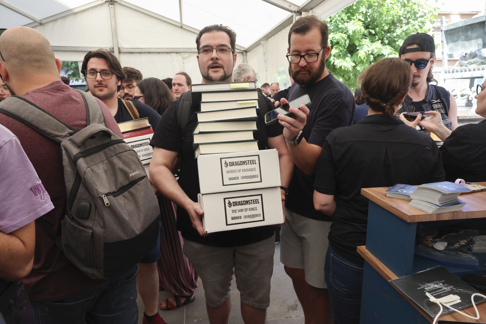 El Festival Celsius de Avilés echa a andar: largas colas por Brandon Sanderson