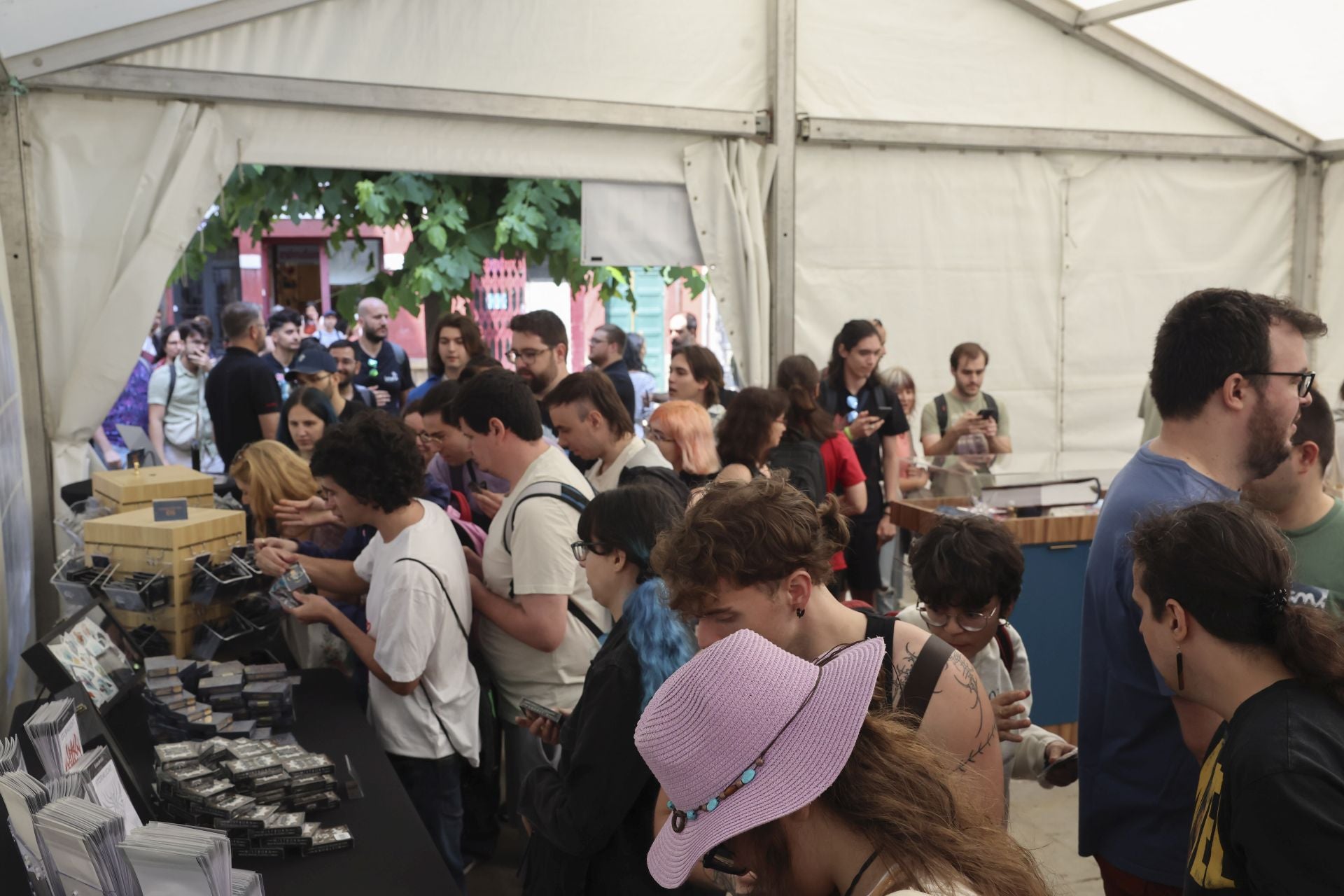 El Festival Celsius de Avilés echa a andar: largas colas por Brandon Sanderson