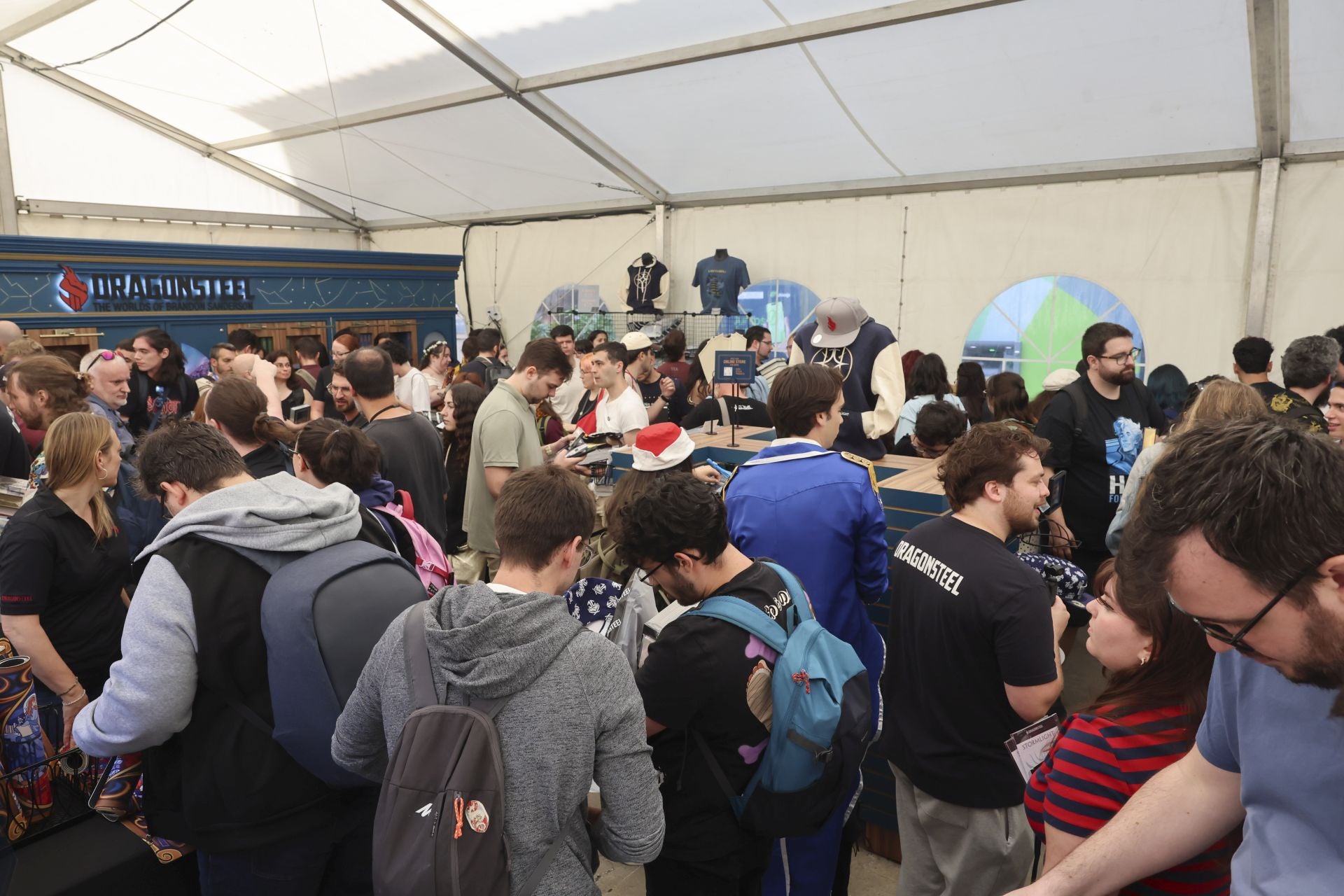 El Festival Celsius de Avilés echa a andar: largas colas por Brandon Sanderson