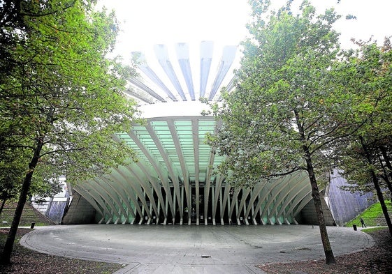 Acceso principal al centro comercial del Calatrava, cerrado desde 2019.