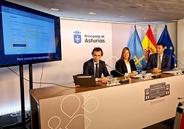 Javier Fernández explica el funcionamiento de la plataforma en presencia de Gimena Llamedo y Guillermo Peláez.