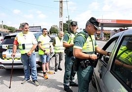 Inicio de la campaña de verano de control de alcohol y drogas de la DGT en colaboración con la Asociación de Lesionados Medulares y Grandes Discapacitados Físicos de Asturias, en la carretera Lugones-Porceyo, Pruvia.
