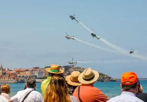 Helicópteros de la patrulla Aspa en una edición anterior del Festival Aéreo de Gijón.