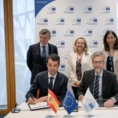 Ángel Escribano y Robert de Groot firman el acuerdo. Detrás, Miguel Forteza, Nadia Calviño, Pilar Solano y Juan Ramón Hernández.