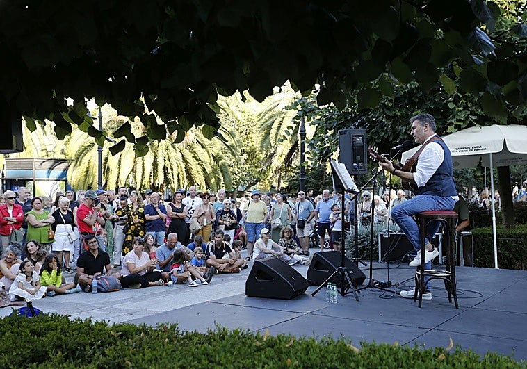 El 'Sabina playo' que actuó, ayer, en Begoña sueña con conocer a 'el eterno canalla', y que «me firme mi guitarra».
