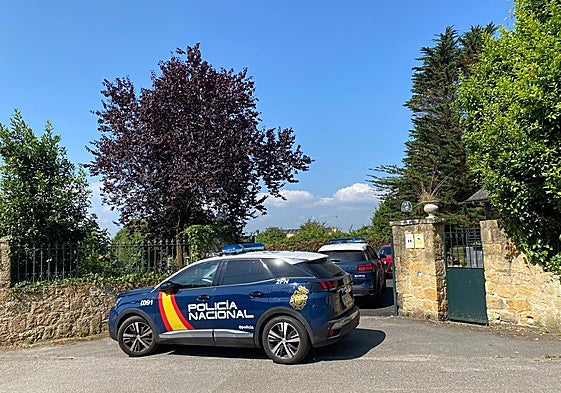 Patrullas de la Policía Nacional en la vivienda esta mañana de martes.