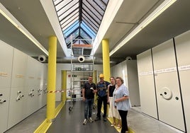 Daniel Navarro, técnico municipal, junto a Toño Iglesias, de la empresa adjudicataria; María José Fernández, técnica municipal, y la edil de Patrimonio, Pilar Santianes, bajo el lucernario.
