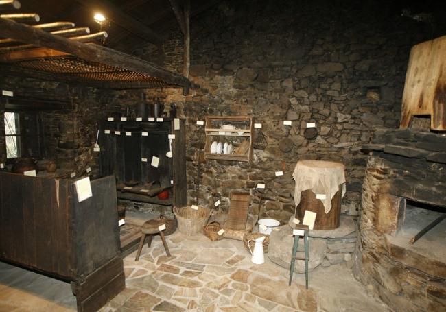 Uno de los espacios del conjunto etnográfico que integran Museo Vaqueiro de Asturias.