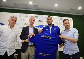 El jugador venezolano Salomón Rondón es presentado como nuevo jugador del Real Oviedo, junto al director general de CAPSA, Jose Armando Tellado, Roberto Suárez y Agustín Lleida.
